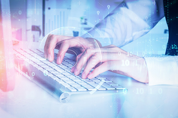 有PC客户端上可以定时发短信的软件:翼聊。翼聊是中国电信推出的一款通过网络快速推送免费语音短信、视频、手写涂鸦、图片和文字
